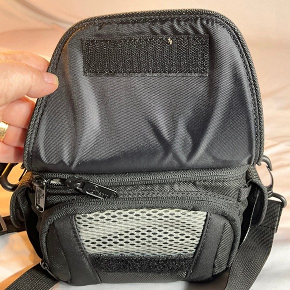 Lowepro Compact Digital Camera Bag - Adjustable Strap & Handle for Easy Portable - Picture 7 of 10